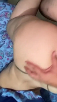 私の親友のホットぽっちゃりママは私に彼女の大きなお尻の後背位のスタイルを提供しています。本物の自家製