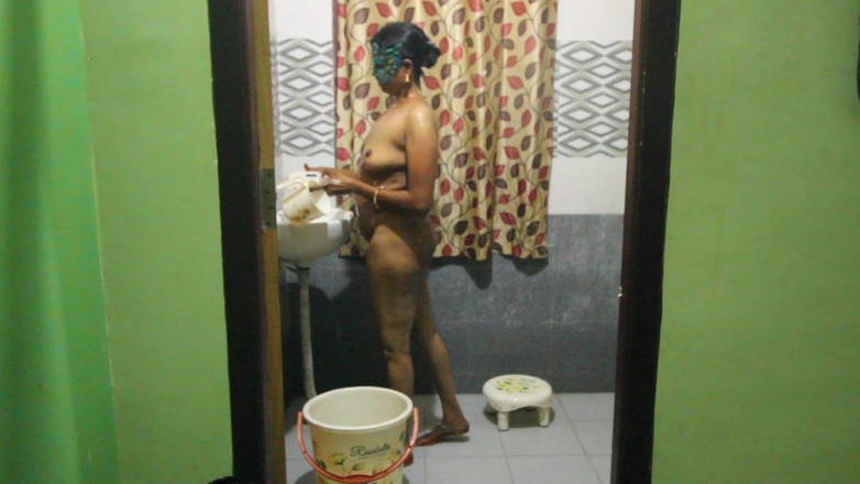 Desi Homemade Videos: Nadržená zralá indická tetička natočená ve sprše