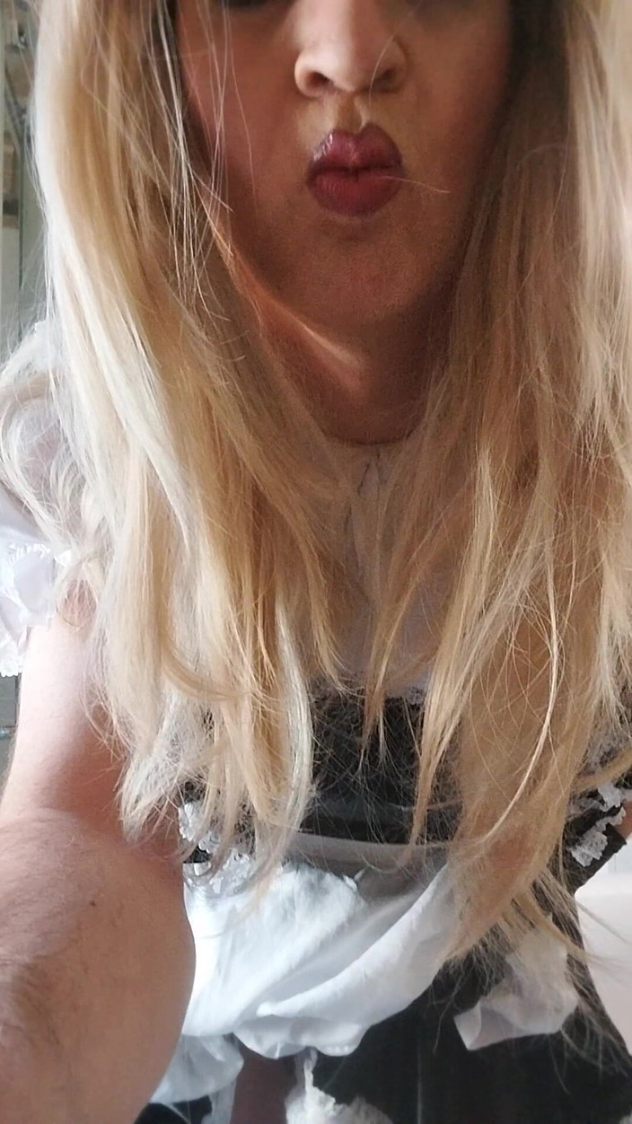 Cindy Belfast: Traviesa mariquita mucama se corre en servicio