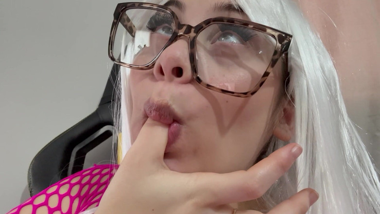 AmayaMori: La matrigna ama mangiare quindi mangia patatine in un costume...