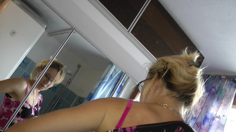 Solo Sex: Skinny girl enjoys masturbation in bathroom