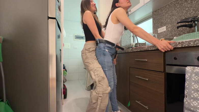 scarlettandc: Lezbiyenlerin vajinasını ıslatan tribbing