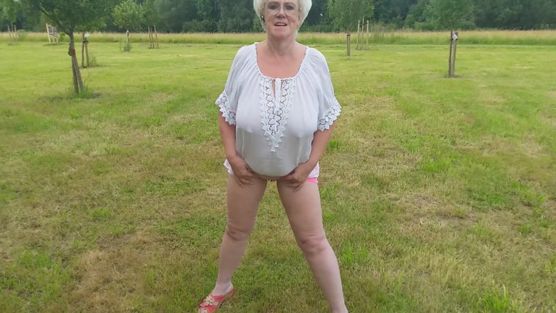 PureVicky66: Hot Granny Piss Outdoors