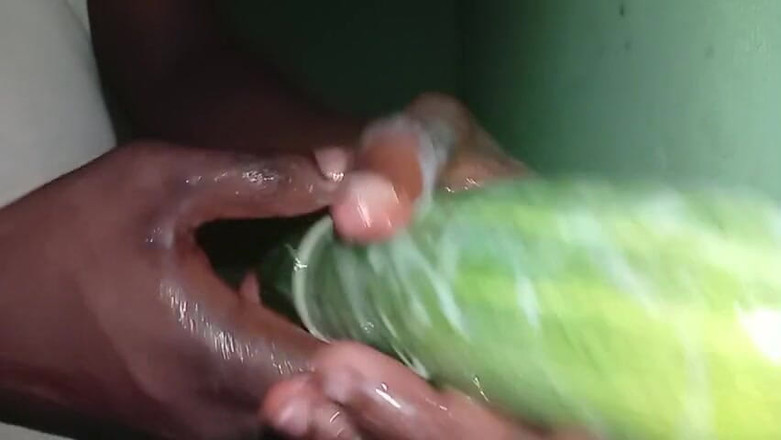 Badman4606: Accarezzo il mio cetriolo bello e lento