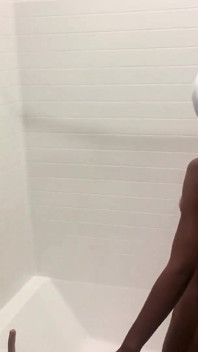 Cewek nakal ini suka muasin memeknya sendirian di kamar mandi