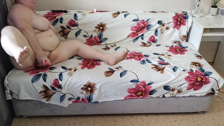 Zona901: 継母はおもちゃで彼女の大きな毛むくじゃらのオマンコを自慰行為するのに時間を費やします