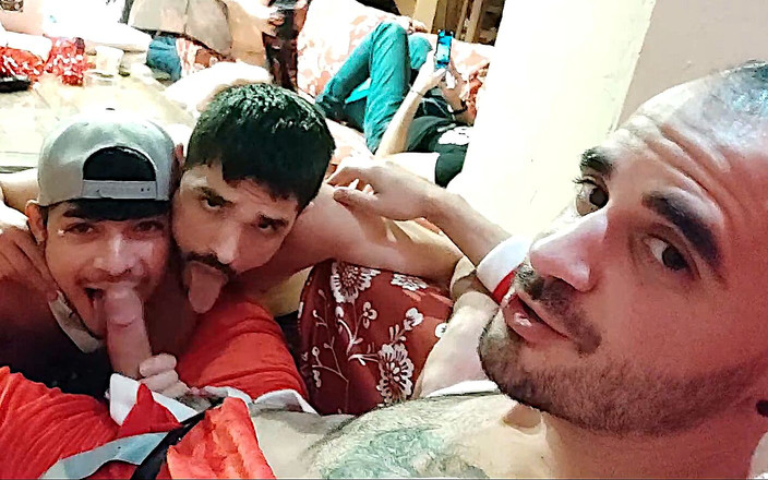 LEO BULGARI: 良い子たちがサンタにフェラチオをする