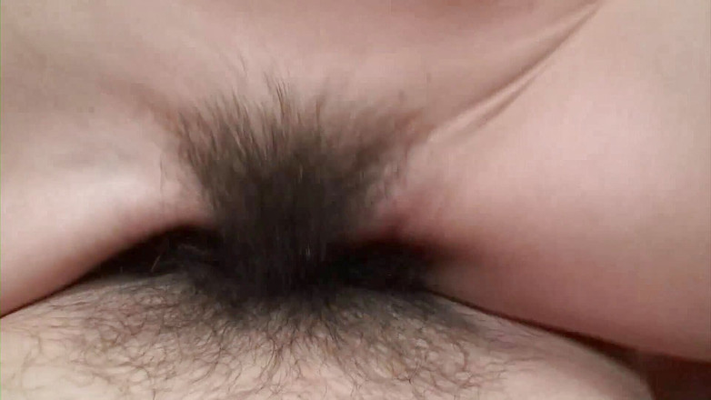 Asiatiques: Máy bay bà già vú nhỏ bị nện trên giường