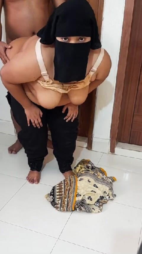 Aria Mia: Påkommen med att onanerar på hotell