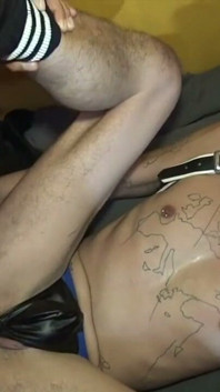 Hezký kluk si bere svého kamaráda
