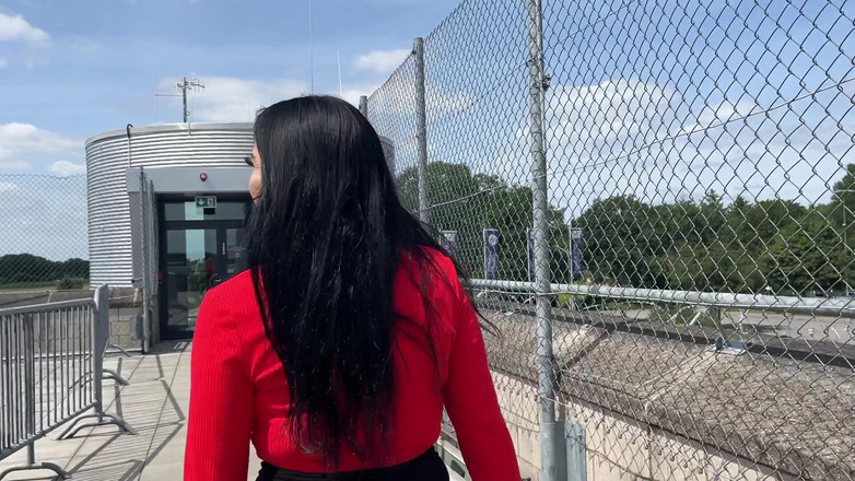 Mia XXX: 空港でのMiaxxxフェラチオ