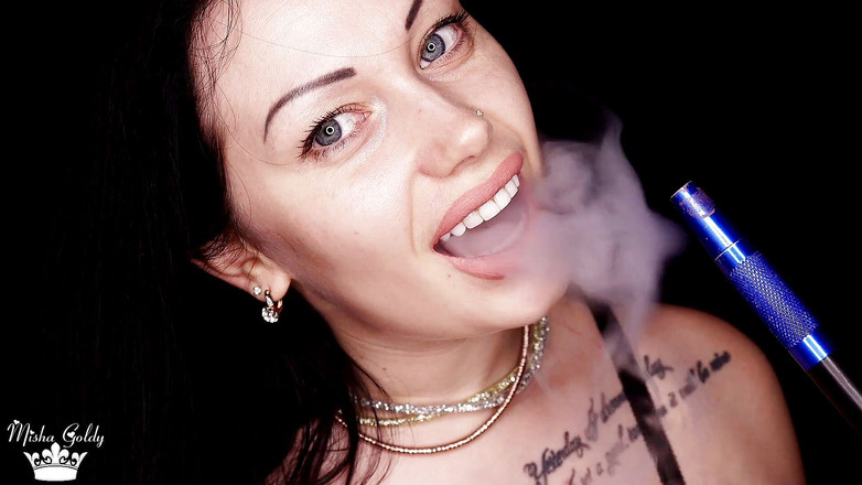 Goddess Misha Goldy: Fumée sensuelle, fétichisme des lèvres et taquinage de rouge à lèvres