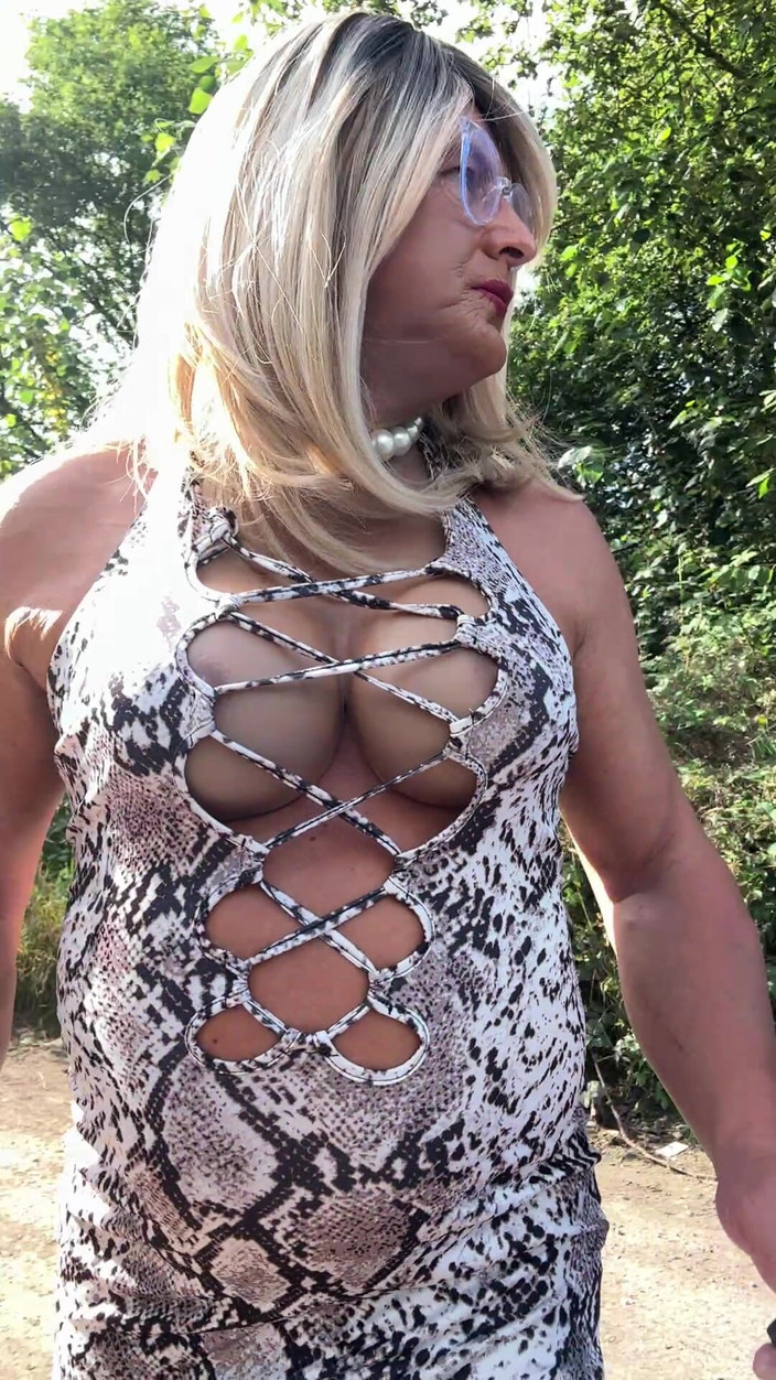 Kellycd2022: Сексуальный кроссдрессер Kellycd2022 в белом животном принте и колготках наслаждаясь послеобеденный проезд