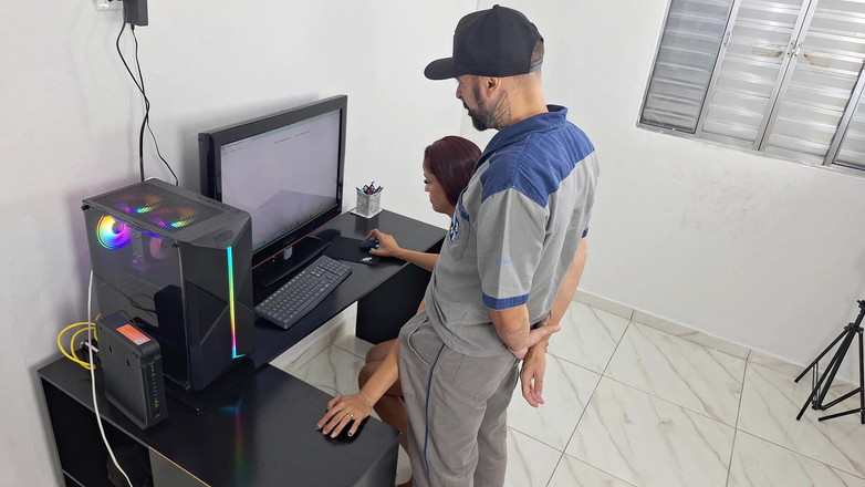 ksalnovinhos: 当技术人员到达时，她欢迎他并挑衅他！