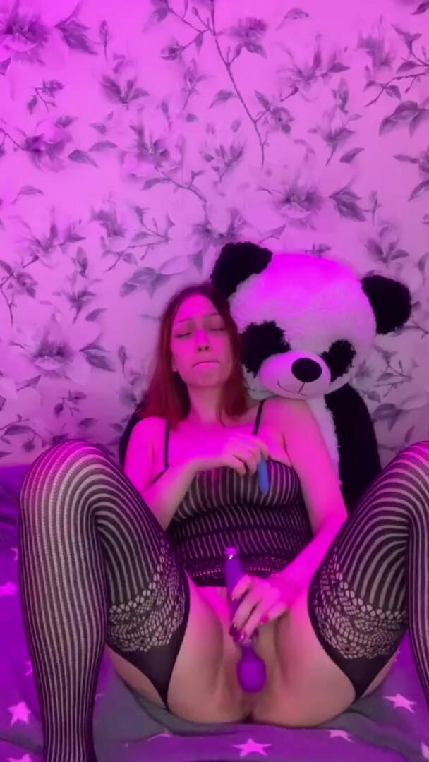 SashaSweet69: Una ragazza in calze a rete allarga le gambe e...