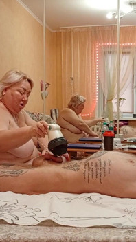 Manželka masíruje penis a koule, pak saje ptáka a dostane do pusy horkého spermatu