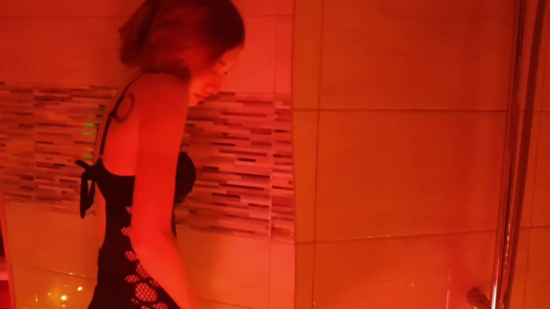 Your Naked Dream: Footjob sensuel par des mignonnes et pipe baveuse du bain - éjaculation...