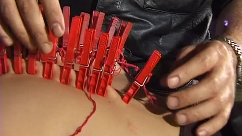 THAGSON CORE: Reife Leder MILF erträgt Klemmen und Seilqual