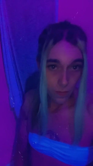 CarmenMelatonin: Sexy club girl you ants to fuck at the rave