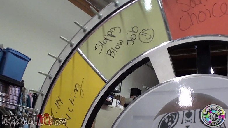 Immoral Live: Саманта Сейнт грає зі своєю тугою маленькою кицькою