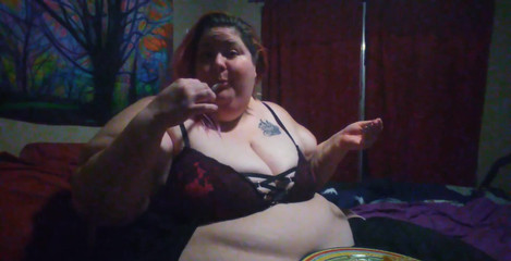 Kitty Delgato: Ogromna uczta stek dla bogini. 17 minut nadzienia.