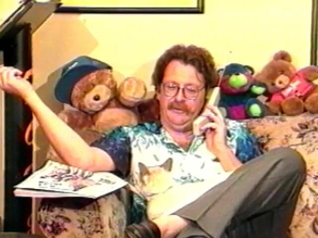 Solo Sensations: 可爱的pie leanna Foxxx给去值班的男友打电话，并提议他最热辣的性爱电话行动