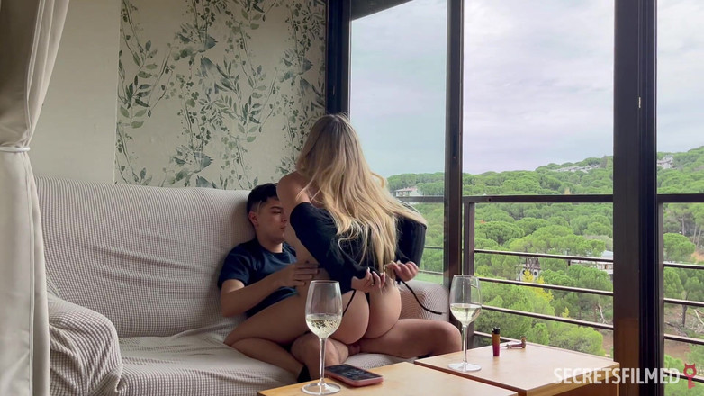 SecretsFilmed: C’était nuageux dehors, alors nous sommes restés à la maison en...