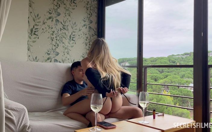 SecretsFilmed: Estaba nublado afuera, así que nos quedamos en casa follando...