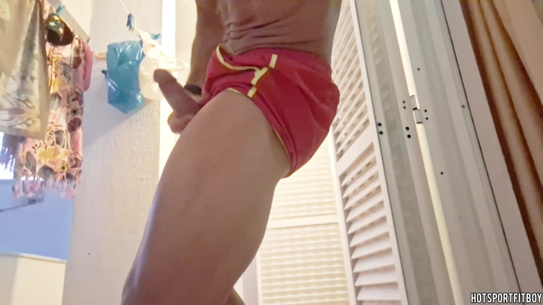 Hotsportfitboy: Risicovolle masturbatie en cumshot op een balkon