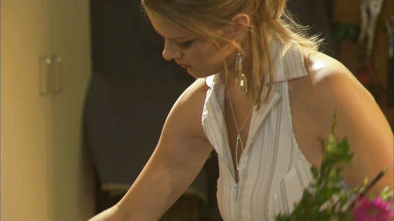 CBD Media: 华丽的纯天然巨乳妻子被她丈夫的健身房教练舔肛并被干