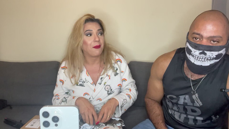 Wesley Bull: Déballage de cadeaux : cage de chasteté, énorme plug anal et plus