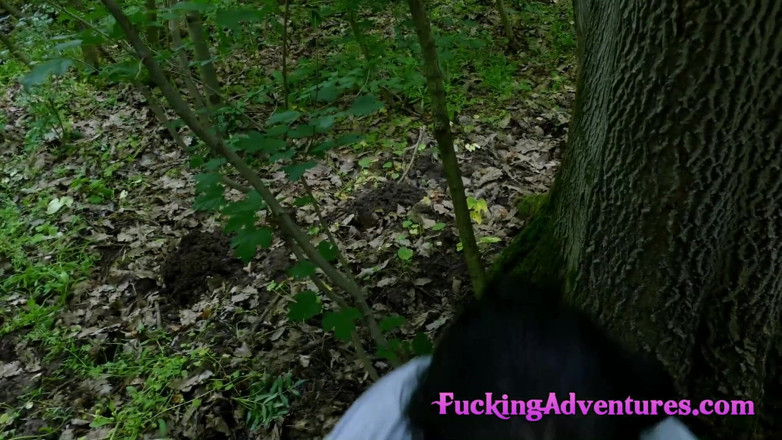 Fucking adventures: 在森林里的肮脏口交
