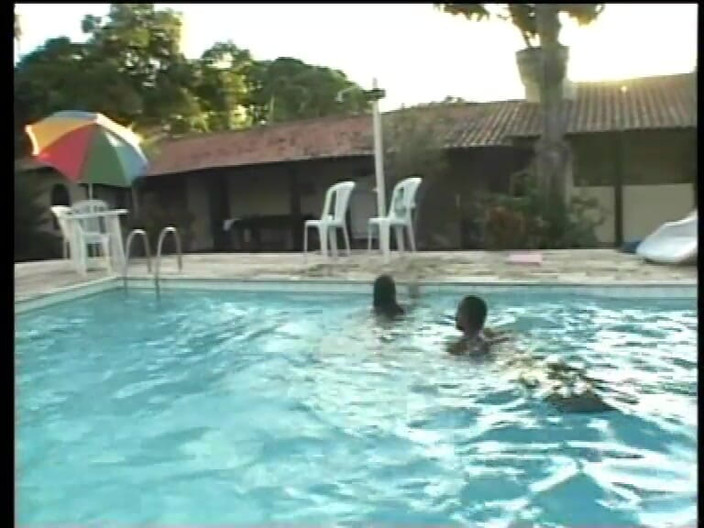 TRANS-ATLANTIC: 거대한 자지를 보여주는 섹시한 소녀