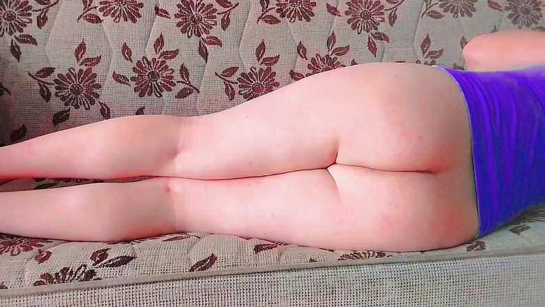 Kitty_Cross: Bedövning Shemale lutar tillbaka på trä park bänk