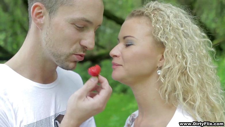 Moms Passions: Romantic fuck on a picnic blanket