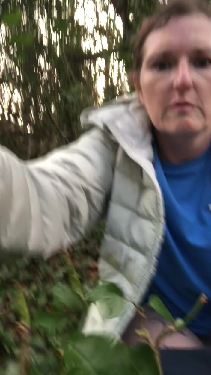 Pissing Paradise: На корточках на улице, чтобы сделать огромный мощный писсинг