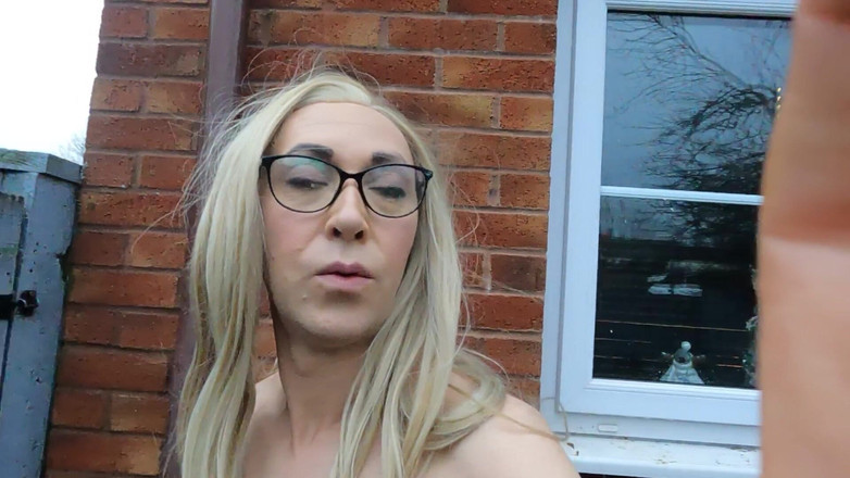 The Midnight Minx: 苗条的变性人与非常坚硬的鸡巴