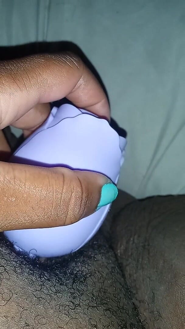 Juicy body goddess: Vibrating my juicy clit