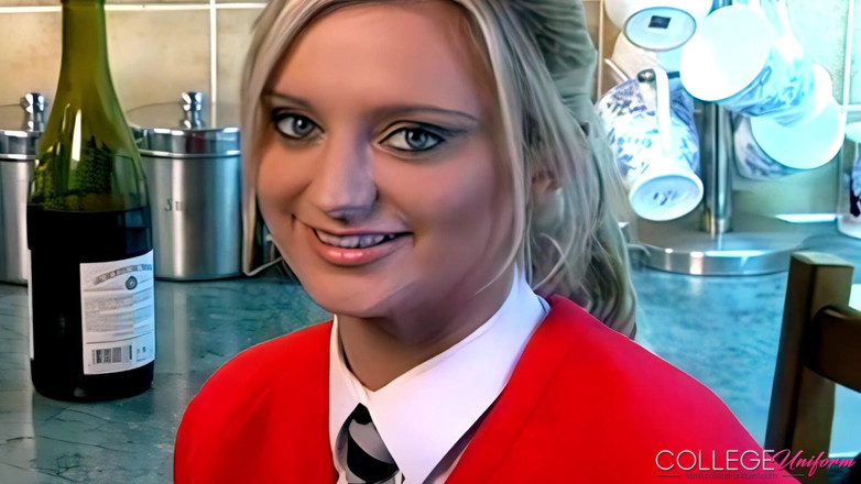 College Uniform: Meklaina intervju med meklaina