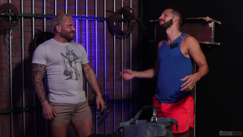 Pride studios: Familycreep - Sexy Riley Mitchel buší do zadku svého nevlastního bratra