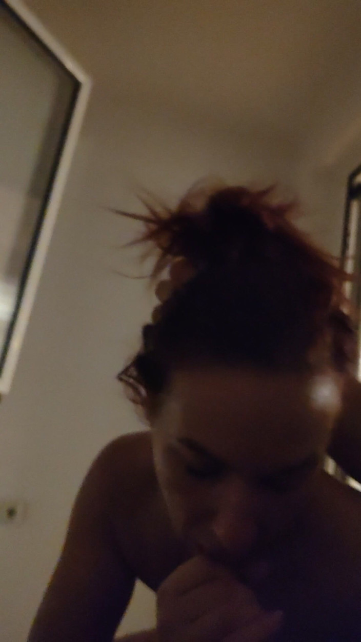 JelaiBora: Sexy srbská MILFka kouří mého ptáka o přestávce