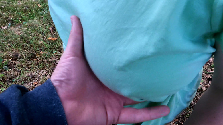 Bouncy Tits Action: Рядом с деревом покраснело вымя