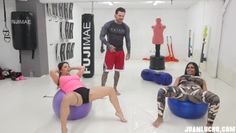 Juan Lucho: 2 Girls Get Fucked in Front of the Staff Tarinner