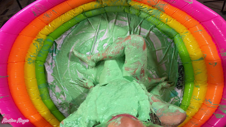 MartinaMagni: Em primeiro plano - eu faço uma bagunça de slime e...