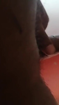 Ich zeigte dem hausmädchen ein sexvideo und ihre muschi war nass 3