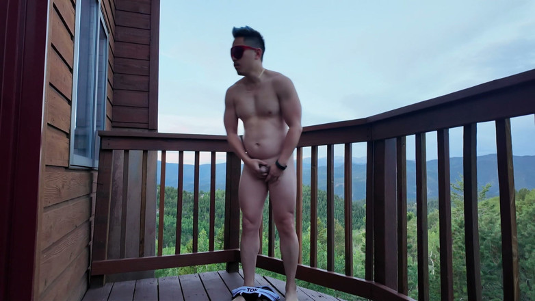 Barenakedmuscles: Flex y semen en el balcón de la puta asiática