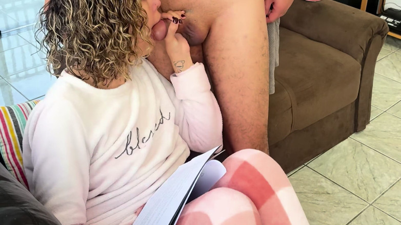 Victor SweetCoupleStories: La figliastra lo masturba e lo succhia fino a quando...