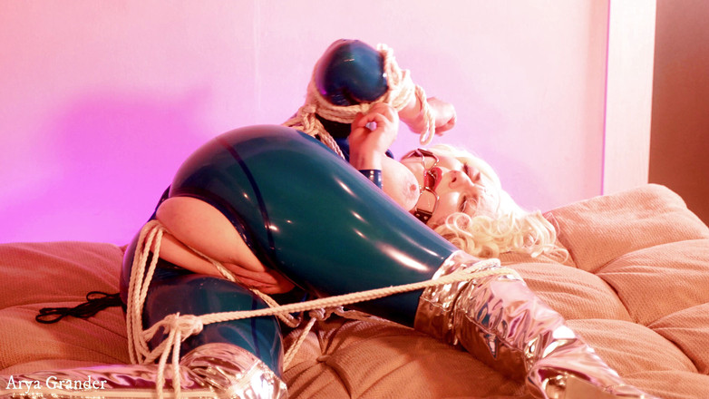 Arya Grander: Seks bondage lateks, tante seksi penurut dientot pakai karet sampai...