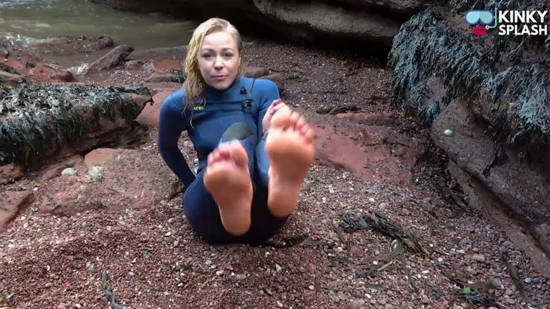 UKCuteGirl Lucy Lauren: La mutande salata succhia le dita deie