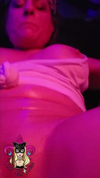 Mama Kat-Licious spuit solo met speelgoed en manlief Bigsexydaddyd